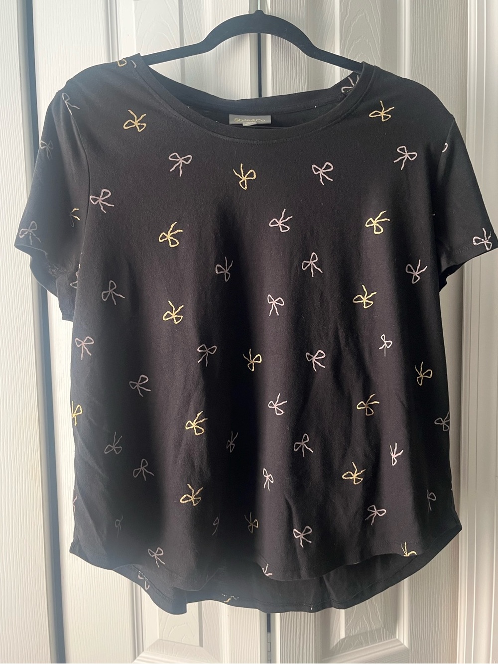Style & co. Women’s black short sleeve top with silver & gold bows size XL
